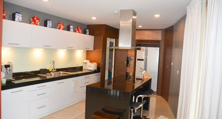 For sale 3 bedrooms condo in Watthana, Bangkok