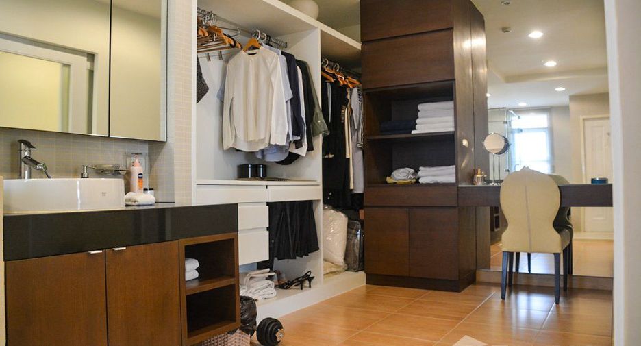 For sale 3 bedrooms condo in Watthana, Bangkok