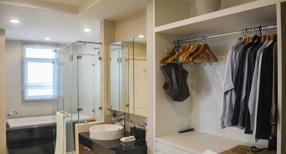 For sale 3 bedrooms condo in Watthana, Bangkok