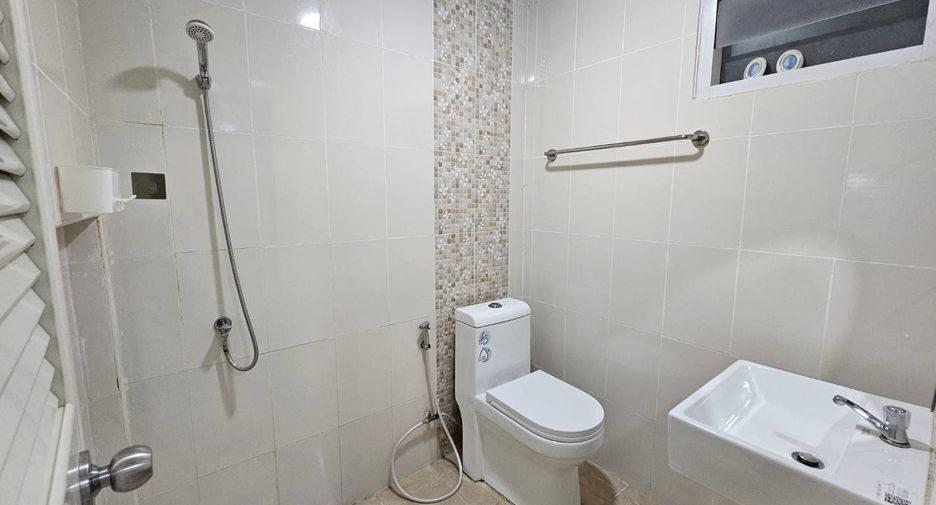 À vendre et à louer 2 chambres maison de ville à Bang Lamung, Chonburi