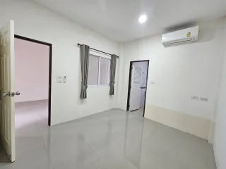 Casa adosada en venta y en alquiler de 2 habitaciones en Bang Lamung, Chonburi