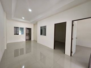 Casa adosada en venta y en alquiler de 2 habitaciones en Bang Lamung, Chonburi