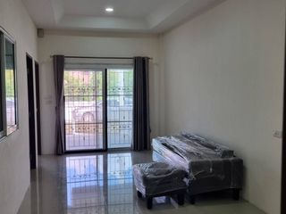 Casa adosada en venta y en alquiler de 2 habitaciones en Bang Lamung, Chonburi