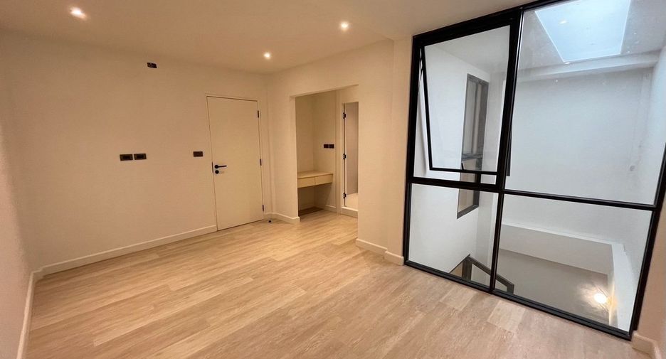 For sale and for rent 2 bedrooms townhouse in Watthana, Bangkok