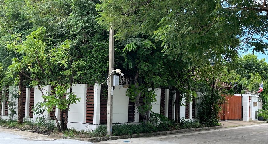 For sale 4 bedrooms house in Saphan Sung, Bangkok