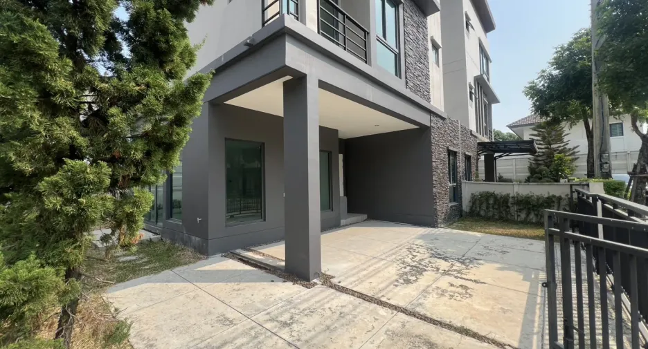 For sale 4 bedrooms house in Thung Khru, Bangkok