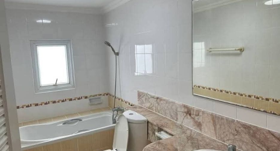 Продажа 4 спальни дом в Саттахип, Чонбури