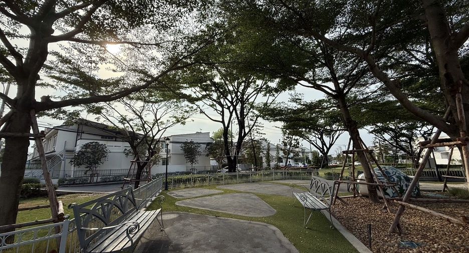 For sale 2 bedrooms townhouse in Phra Samut Chedi, Samut Prakan