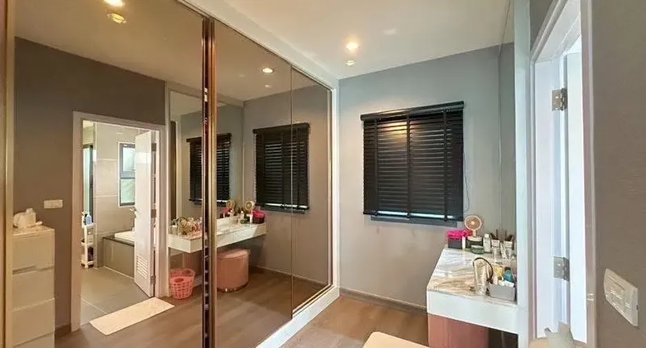 For sale 4 bedrooms house in Phasi Charoen, Bangkok