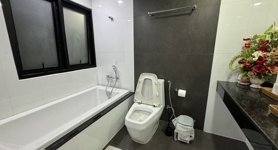 For rent 2 bedrooms townhouse in Mueang Chiang Mai, Chiang Mai