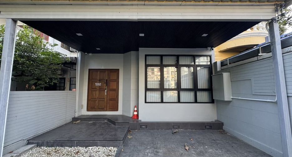 For rent 2 bedrooms townhouse in Mueang Chiang Mai, Chiang Mai