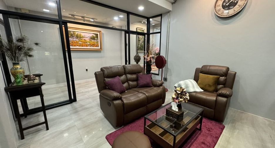 For rent 2 bedrooms townhouse in Mueang Chiang Mai, Chiang Mai