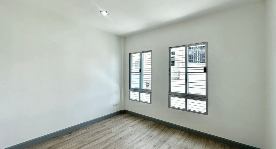 For sale 3 bedrooms townhouse in Lat Phrao, Bangkok