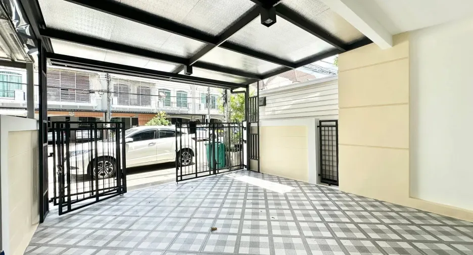 For sale 3 bedrooms townhouse in Lat Phrao, Bangkok
