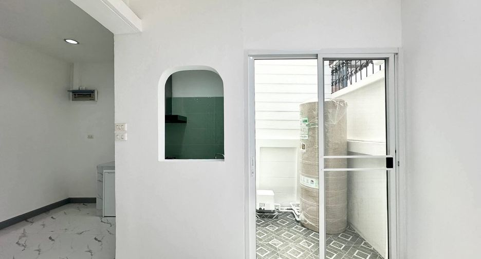 For sale 3 bedrooms townhouse in Lat Phrao, Bangkok