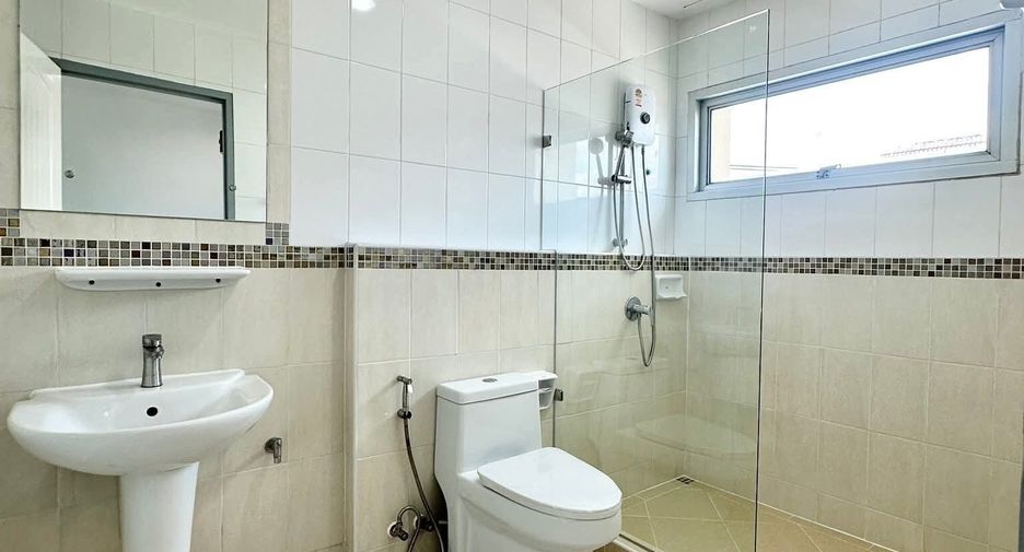 For sale 3 bedrooms townhouse in Lat Phrao, Bangkok