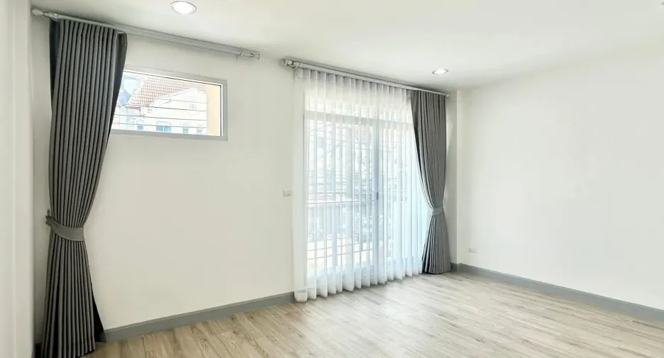 For sale 3 bedrooms townhouse in Lat Phrao, Bangkok