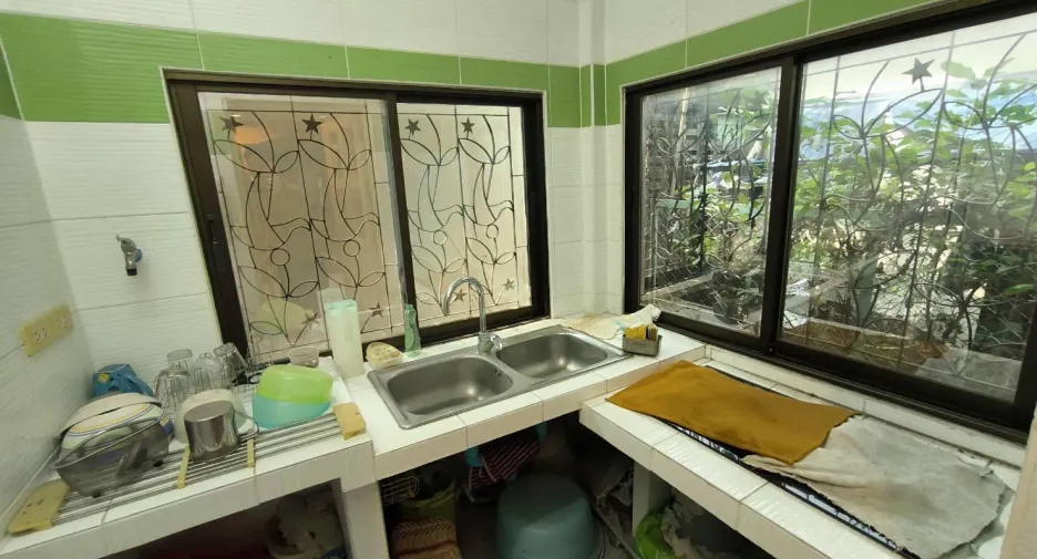 Casa adosada en venta de 2 habitaciones en Huai Khwang, Bangkok