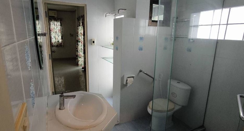 Reihenhaus zum Kauf mit 2 Zimmer in Huai Khwang, Bangkok