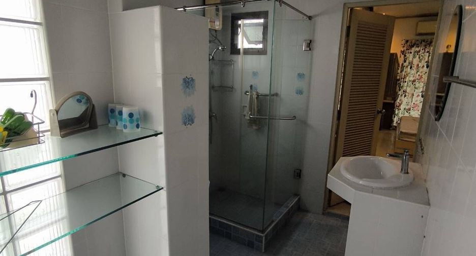 Reihenhaus zum Kauf mit 2 Zimmer in Huai Khwang, Bangkok