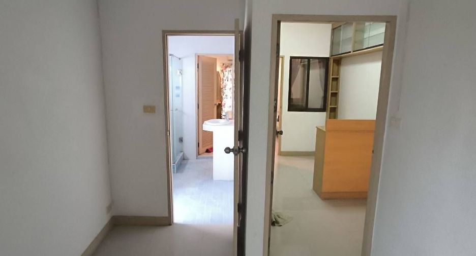Reihenhaus zum Kauf mit 2 Zimmer in Huai Khwang, Bangkok