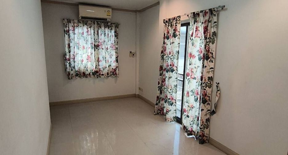 Reihenhaus zum Kauf mit 2 Zimmer in Huai Khwang, Bangkok