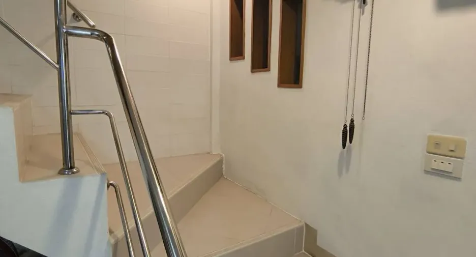 Casa adosada en venta de 2 habitaciones en Huai Khwang, Bangkok