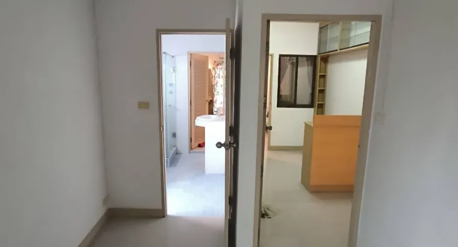 Casa adosada en venta de 2 habitaciones en Huai Khwang, Bangkok