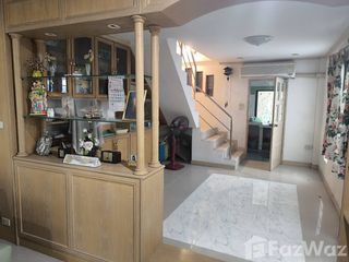 Casa adosada en venta de 2 habitaciones en Huai Khwang, Bangkok