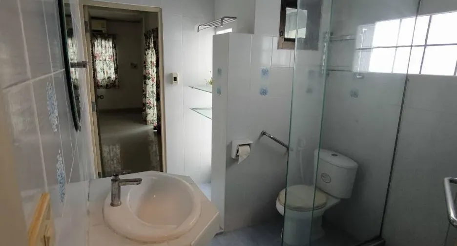 Casa adosada en venta de 2 habitaciones en Huai Khwang, Bangkok