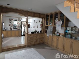 Casa adosada en venta de 2 habitaciones en Huai Khwang, Bangkok