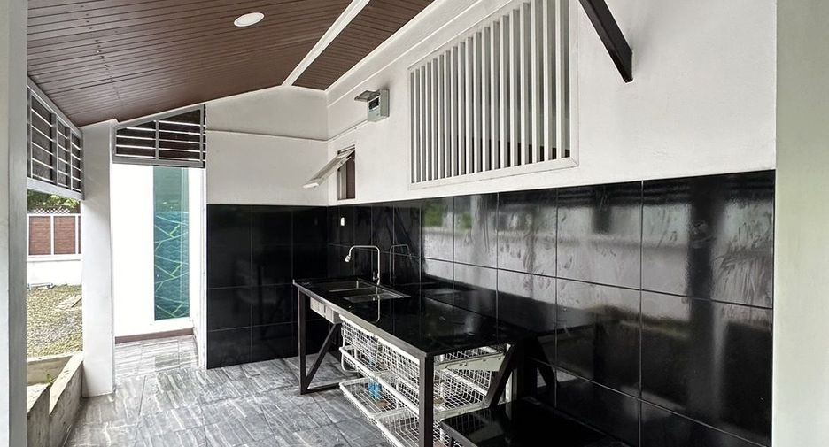 For sale and for rent 4 bedrooms house in San Sai, Chiang Mai