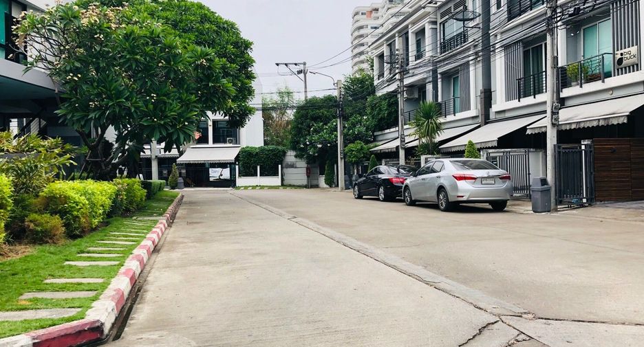 For sale and for rent 3 bedrooms townhouse in Bang Kapi, Bangkok