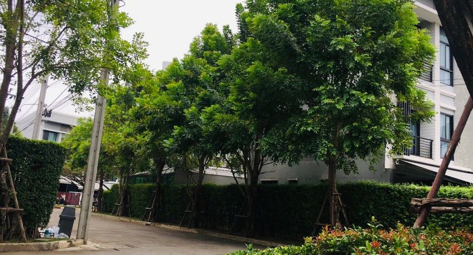 For sale and for rent 3 bedrooms townhouse in Bang Kapi, Bangkok