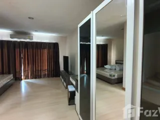 Casa adosada en venta y en alquiler de 3 habitaciones en Bang Kapi, Bangkok