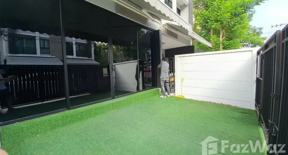 For sale and for rent 3 bedrooms townhouse in Bang Kapi, Bangkok