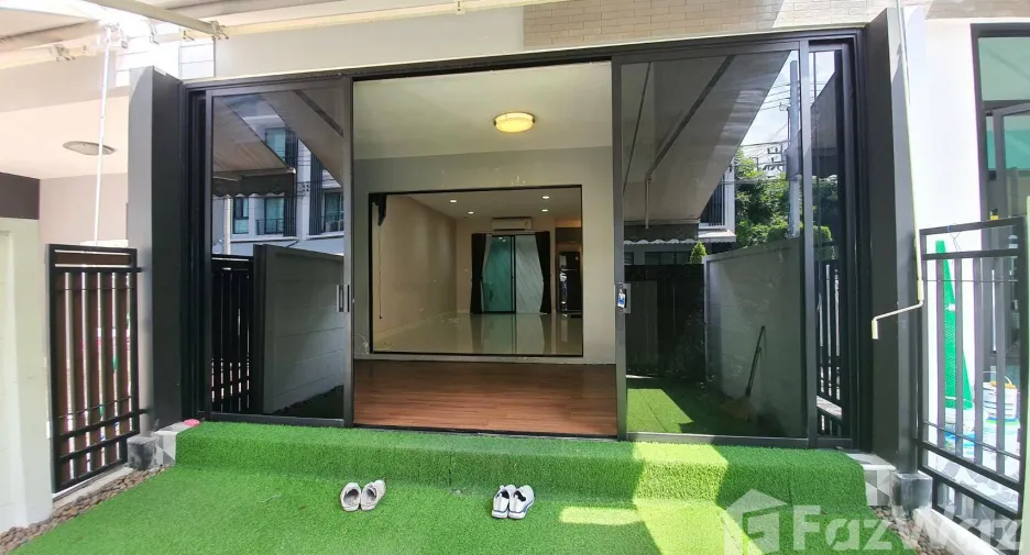 For sale and for rent 3 bedrooms townhouse in Bang Kapi, Bangkok