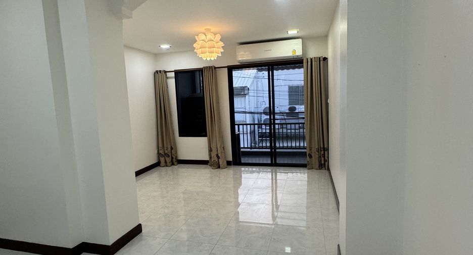 For rent 2 bedrooms townhouse in Bang Lamung, Chonburi