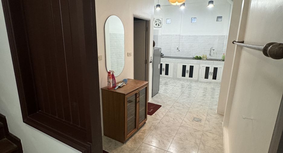 Casa adosada en alquiler de 2 habitaciones en Bang Lamung, Chonburi