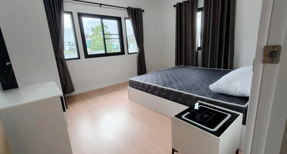 For rent 4 bedrooms house in Saraphi, Chiang Mai