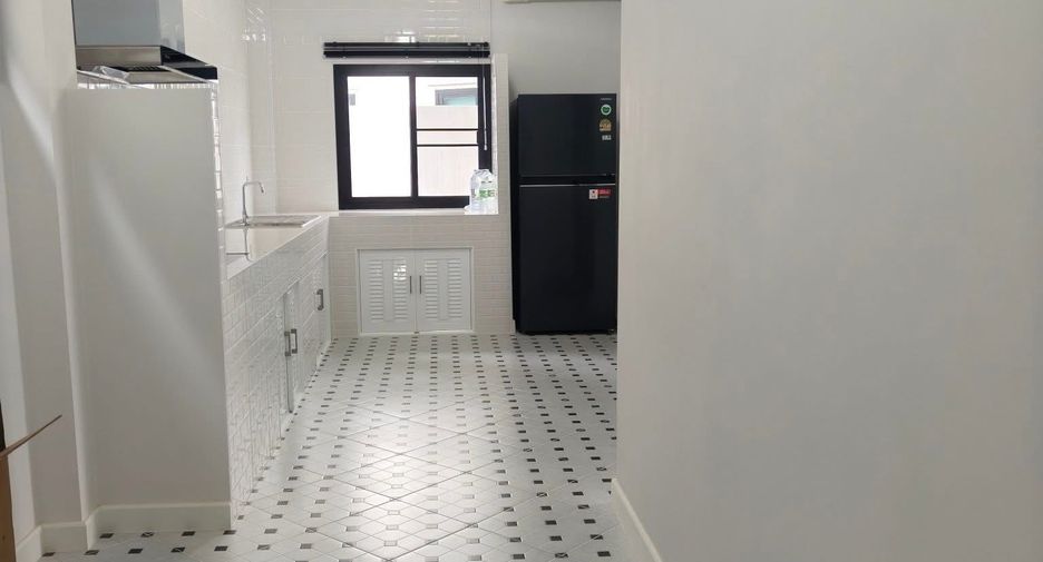 For rent 4 bedrooms house in Saraphi, Chiang Mai