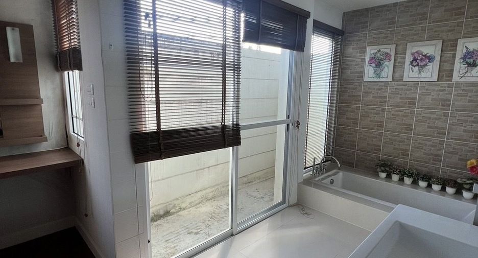 For sale 4 bedrooms house in Mueang Chiang Mai, Chiang Mai