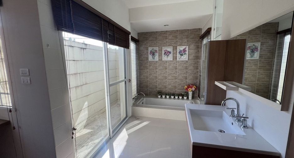 For sale 4 bedrooms house in Mueang Chiang Mai, Chiang Mai