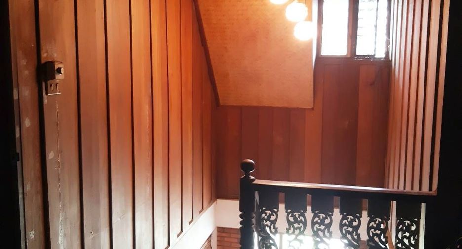 For rent 5 bedrooms villa in Saraphi, Chiang Mai