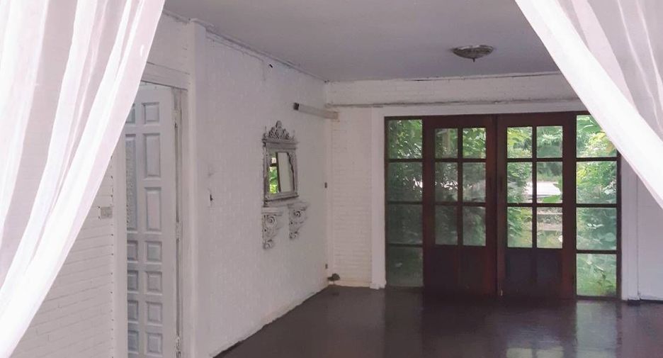 For rent 5 bedrooms villa in Saraphi, Chiang Mai