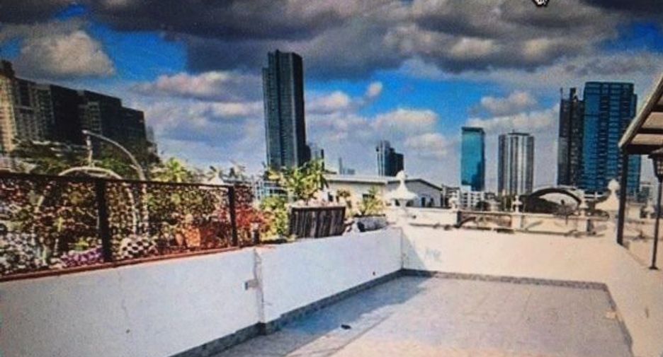 For sale 2 bedrooms townhouse in Watthana, Bangkok
