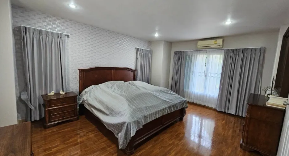 For sale 4 bedrooms house in Mueang Chiang Mai, Chiang Mai