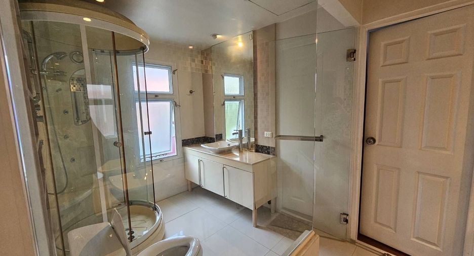 For sale 4 bedrooms house in Mueang Chiang Mai, Chiang Mai