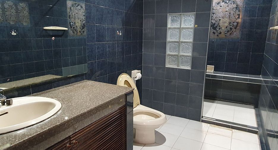 Reihenhaus zum Kauf und zur Miete mit 4 Zimmer in Phra Khanong, Bangkok