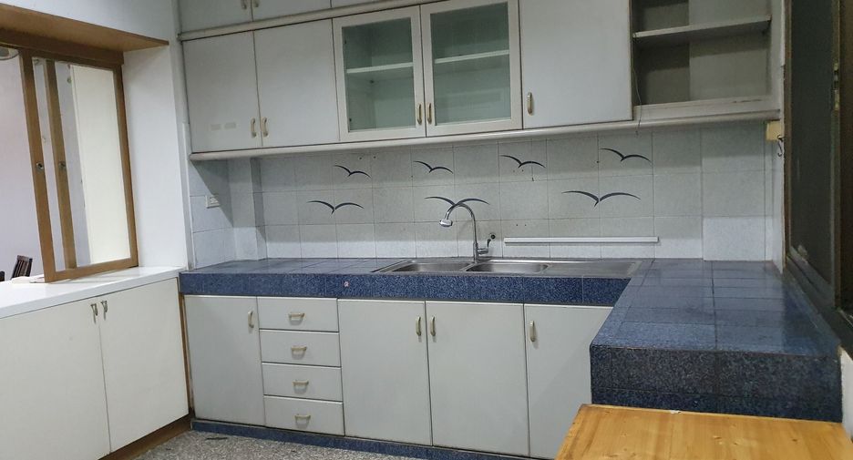 Reihenhaus zum Kauf und zur Miete mit 4 Zimmer in Phra Khanong, Bangkok